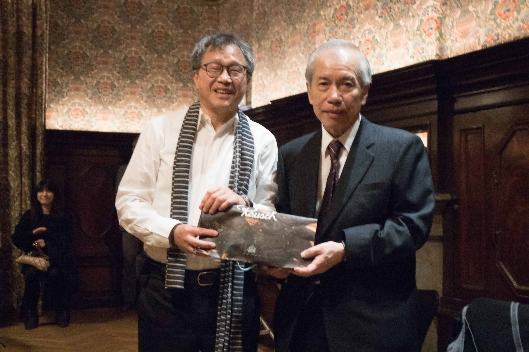 2023年10月27日於德國柏林文學家,舉行「台灣之夜」,與謝志偉大使(左)合影